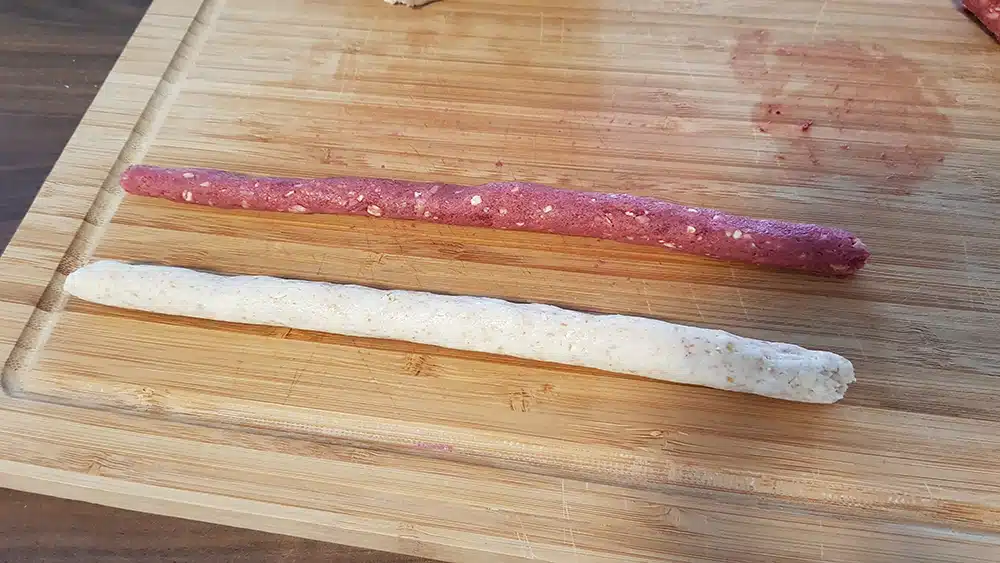 ausgerollte Snackstangen für Hunde in hell und rot